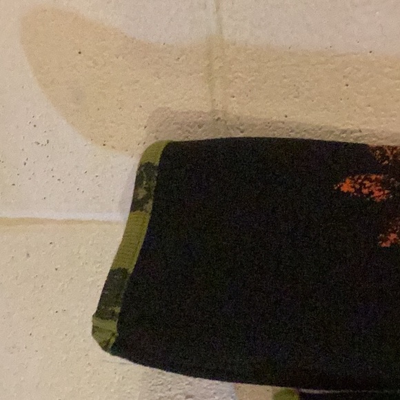 Gorgeous fall sweater size L. Like new a lovely wear with pants, skirts or a 👗. - Picture 7 of 8